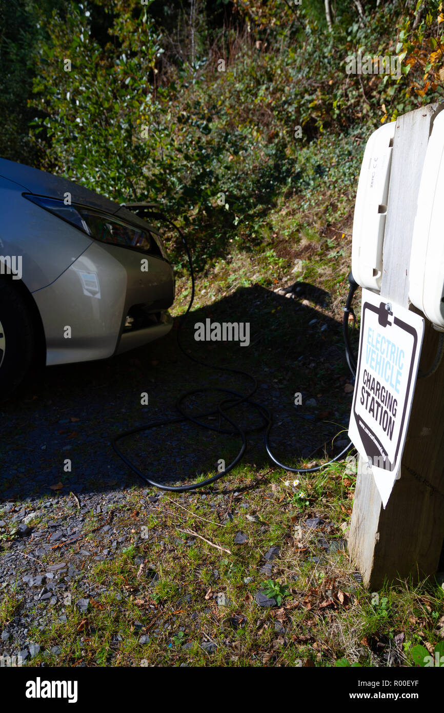 2018 Nissan Leaf à charge une fiducie nationale du Pays de Galles de voiture électrique point de recharge à Penrhyn Castle, Bangor, Pays de Galles du Nord Banque D'Images