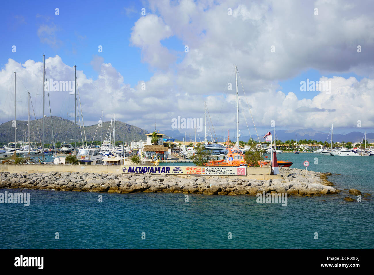 PORT D''ALCÚDIA, Majorque, ESPAGNE - 5 octobre, 2018 : Port d'Alcudia, Majorque, l'entrée de la marina de la côte nord. Banque D'Images