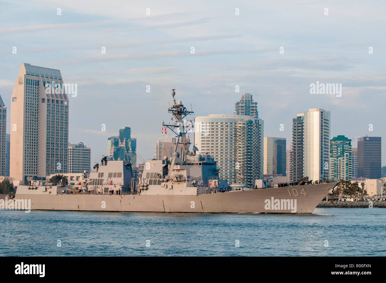 USS Sterett destroyer lance-missiles et de la ville de San Diego et le port, San Diego, Californie. Banque D'Images