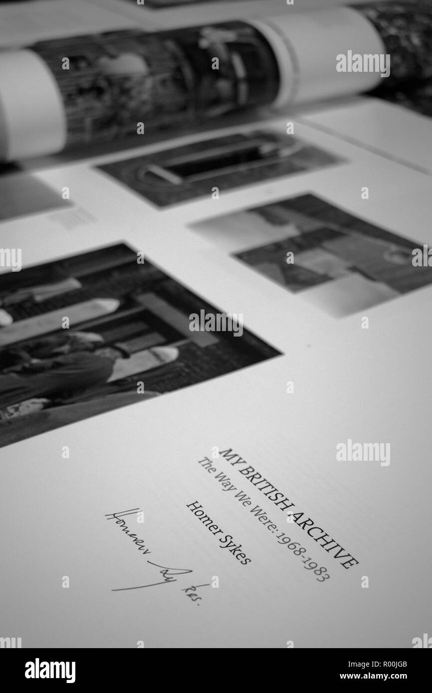 L'édition de livres de photographie, des épreuves en page juste à côté de la presse de mes archives, la façon dont nous avons été 1968-1983 publié par Dewi Lewis Publishing à Vérone Italie EBS. 2018 HOMER SYKES Banque D'Images