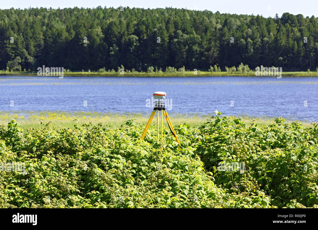 Récepteur GNSS géodésique dans le domaine en Sibérie, monté sur un vieux trépied. Application pratique pour l'utilisation dans des réseaux de stations de base permanent Banque D'Images