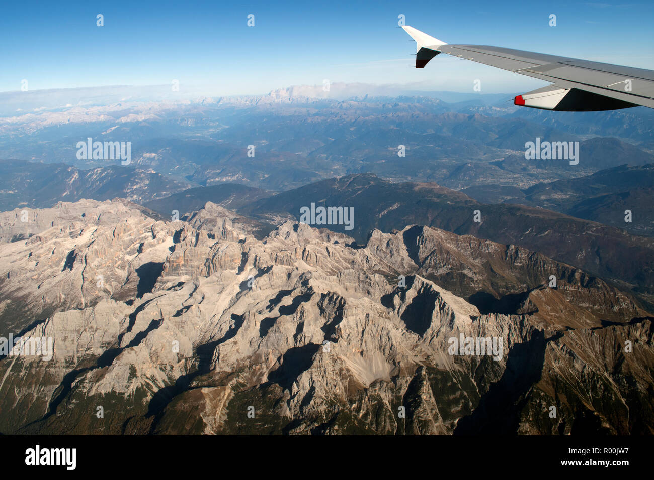 Alpes italiennes à partir de ci-dessus prises à partir d'une fenêtre de l'avion. Italie 2018 2010s, HOMER SYKES Banque D'Images
