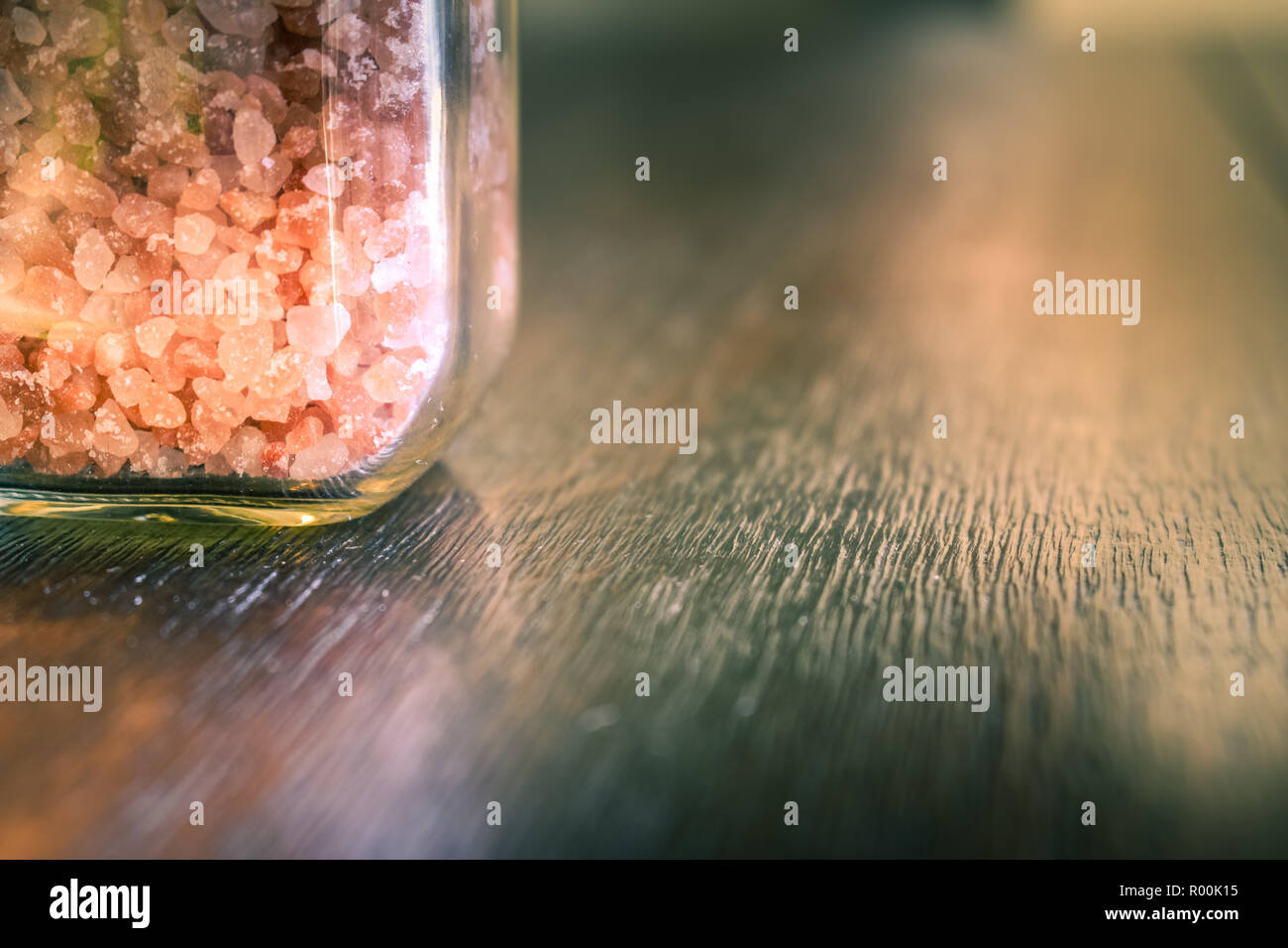 Le sel rose de table en bois Banque D'Images
