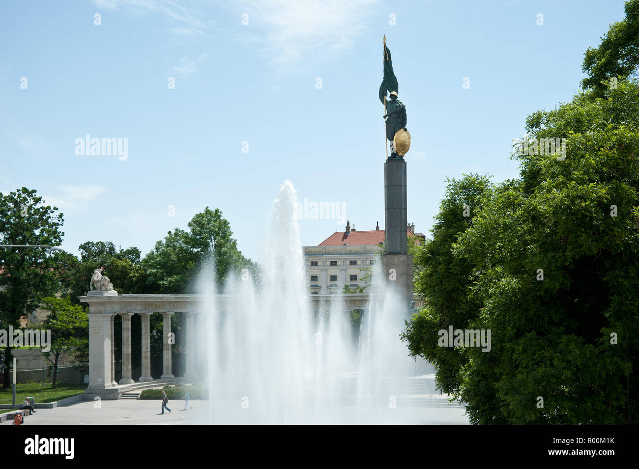 Wien, Heldendenkmal der Roten Armee und Hochstrahlbrunnen suis Schwarzenbergplatz - Vienne, Monument Russe Banque D'Images