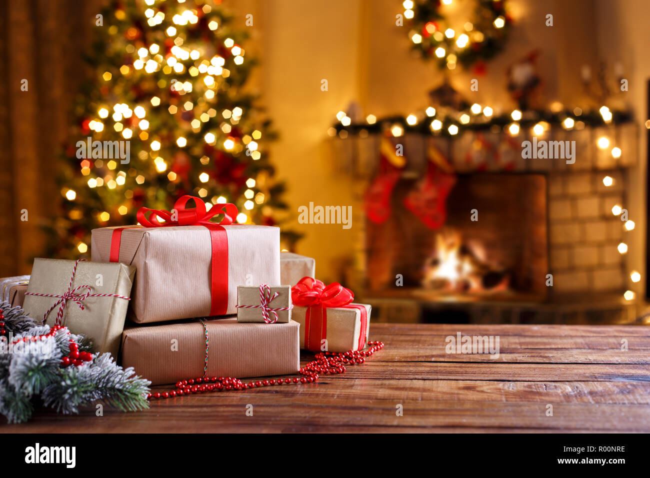 Des cadeaux de Noël sur la table en bois sapin décoré et cheminée concept  vacances hiver Photo Stock - Alamy