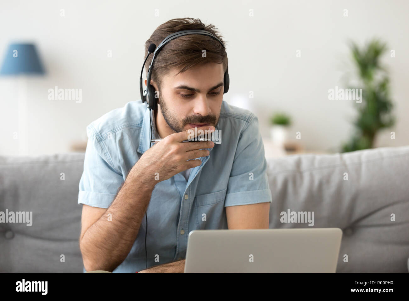 L'étude de l'homme et l'ordinateur à l'aide en ligne casque Banque D'Images