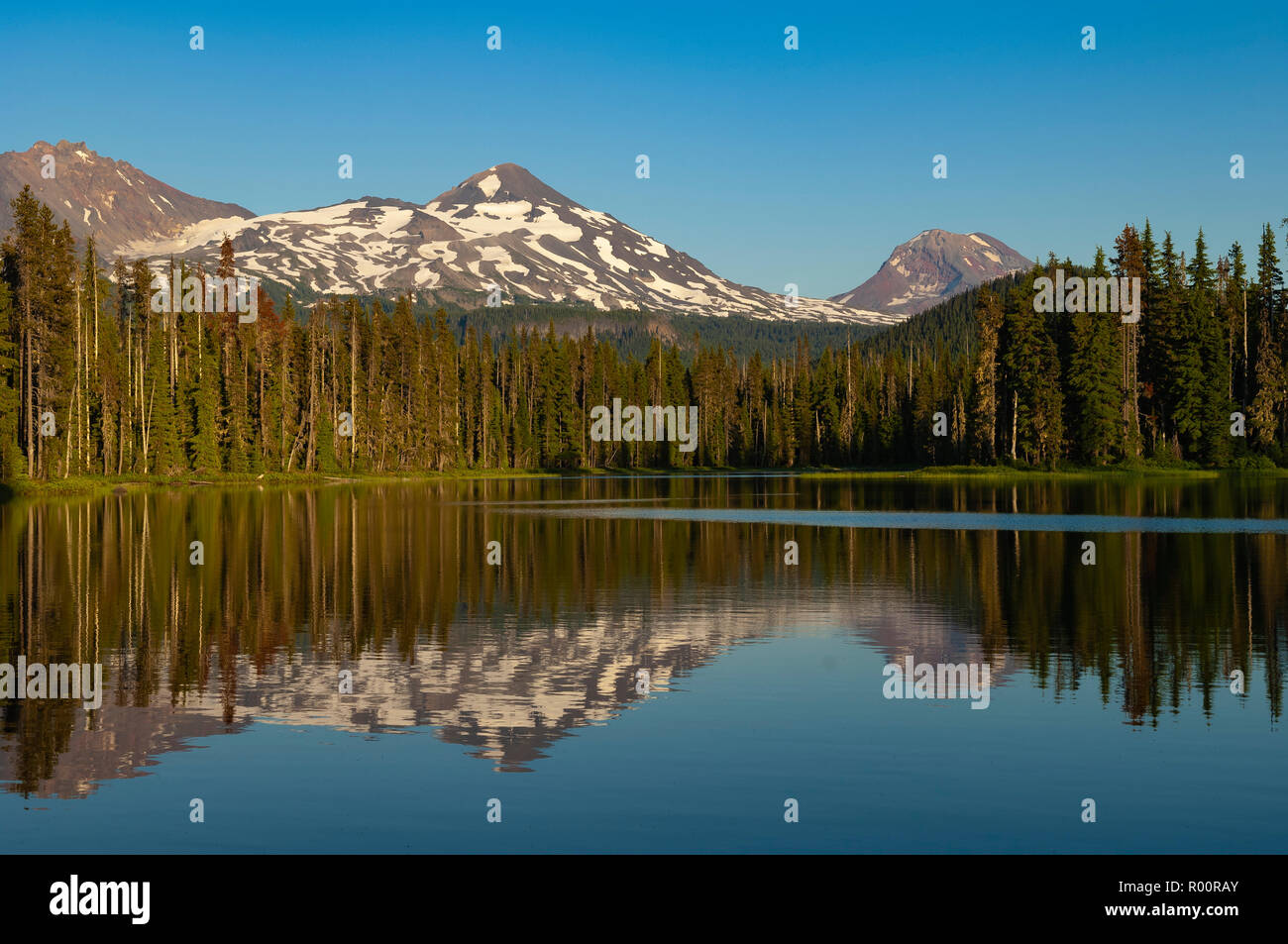 Scott Lake et les Sœurs, forêt nationale de Willamette, Oregon. Banque D'Images