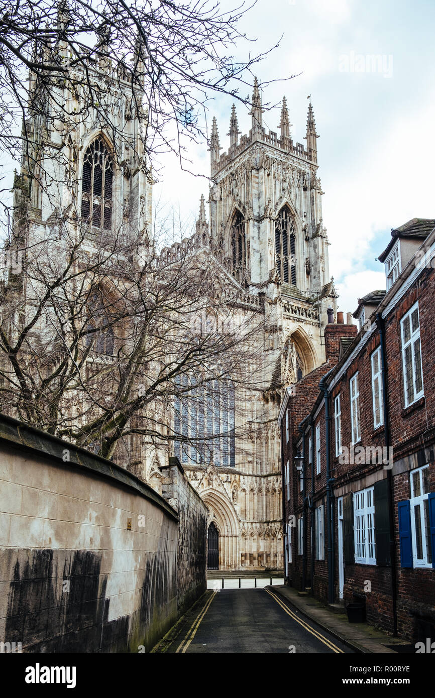 York Minster vu depuis une rue pavée, York, Angleterre Banque D'Images