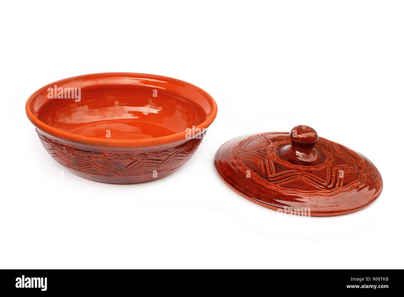 Recuites pot en argile avec un couvercle pour la cuisson et l'entreposage prolongé des plats chauds. Isolé sur fond blanc Banque D'Images