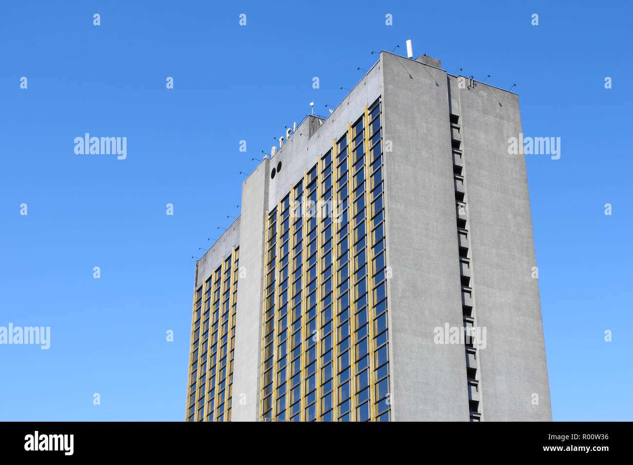 Bâtiment moderne élevé sur le fond bleu du ciel Banque D'Images