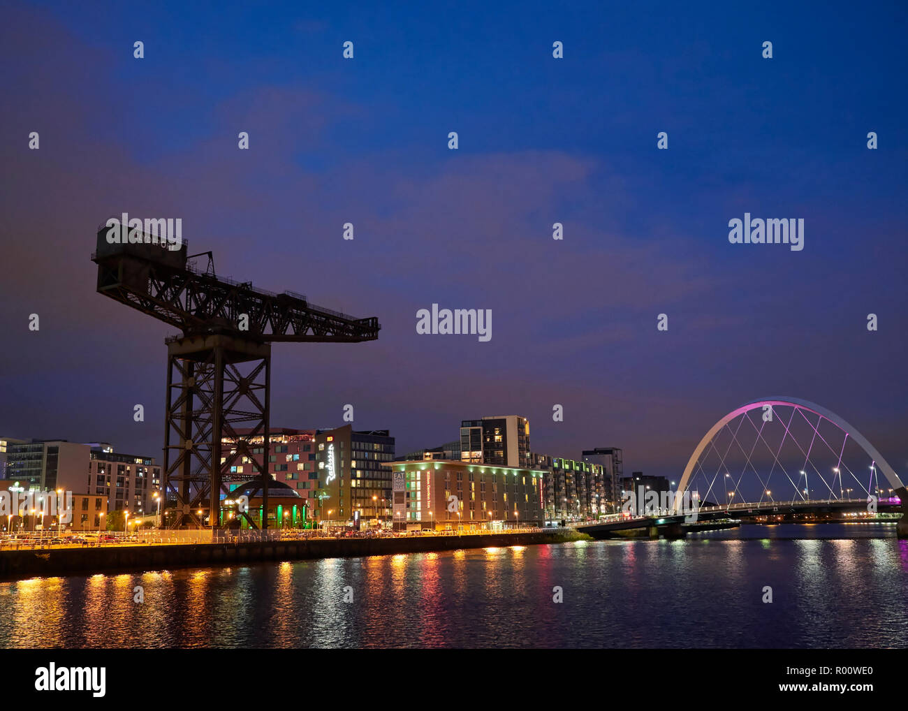 Nuit à l'est tourné vers le bas de la rivière Clyde de Pacific Quay avec les lumières de la ville à réfléchir sur la rivière Clyde. Banque D'Images