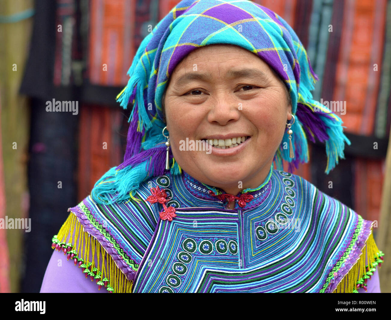 Vietnamien d'âge moyen des H'Mong et les minorités ethniques hill-tribu femme porte fleur brodée H'Mong tenue traditionnelle en bleu. Banque D'Images