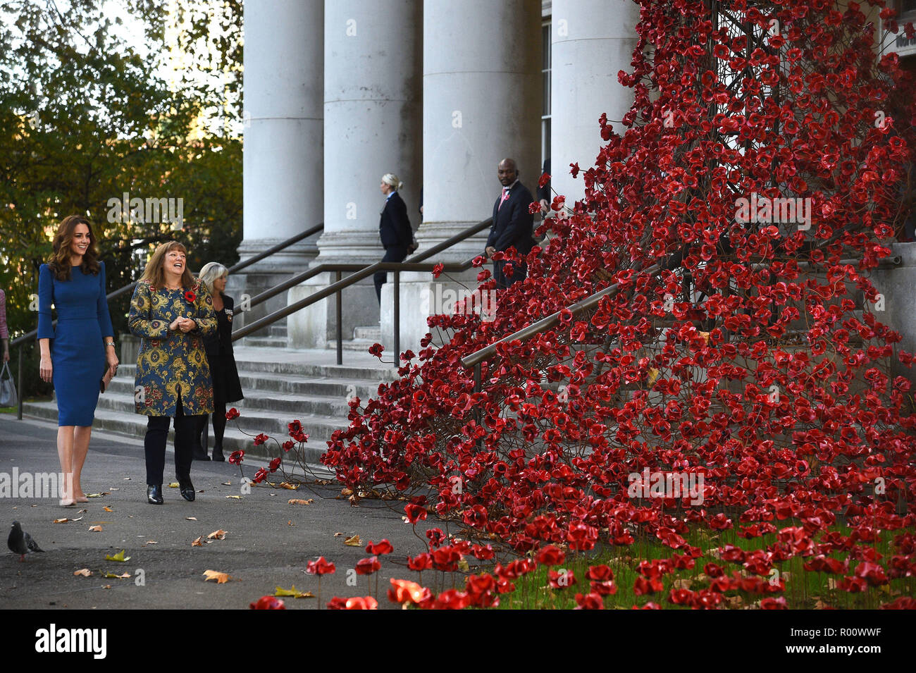 La duchesse de Cambridge (à gauche) s'entretient avec Diane Lees, directeur général de l'Imperial Musées de la guerre comme ils regardent la sculpture du pavot en pleurant qu'elle fenêtre arrive à l'IWM Londres pour voir les lettres concernant les trois frères de son arrière grand-mère, qui tous se sont battus et sont morts dans la Première Guerre mondiale. Banque D'Images