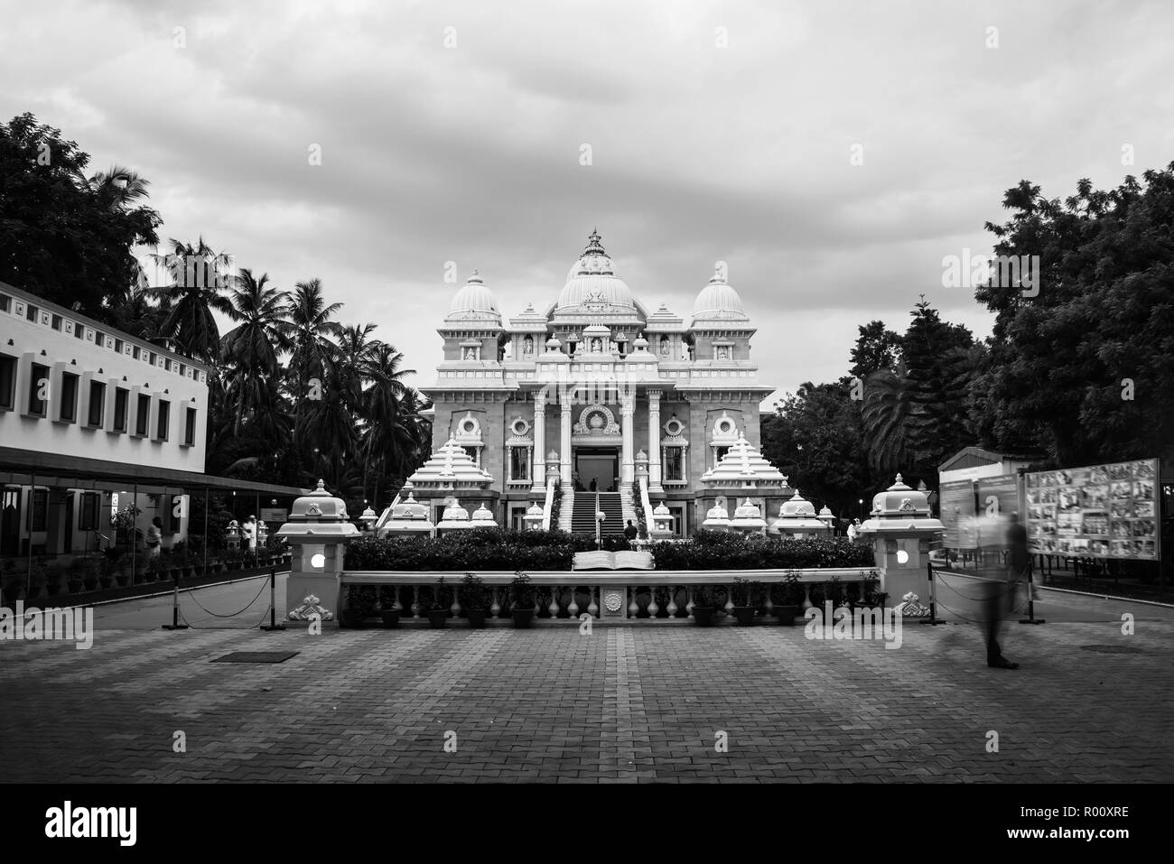 Sri Ramakrishna Math bâtiment historique à Chennai, Tamil Nadu, Inde dans la soirée avec ciel nuageux Banque D'Images