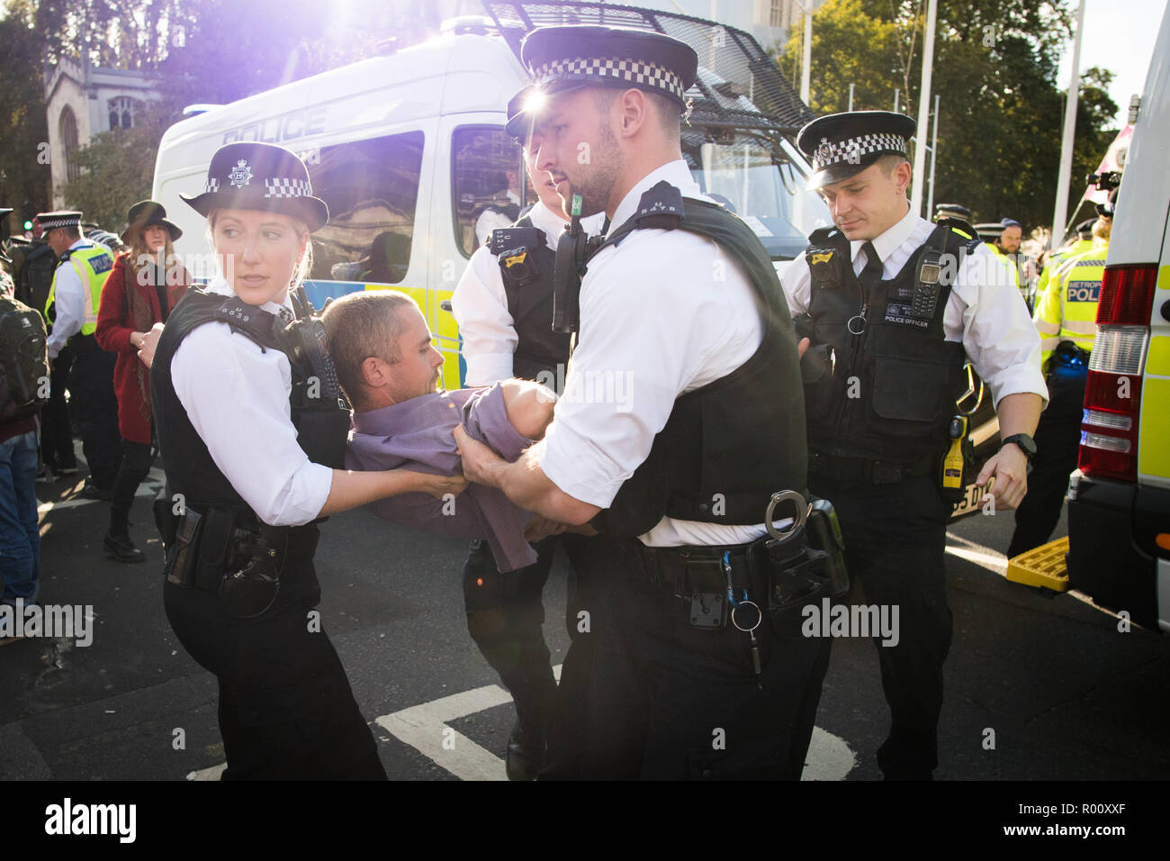 Un homme de la police en tant que bloc de manifestants Place du Parlement à Londres en tant que groupe de protection de l'extinction de masse de la rébellion lance une campagne de désobéissance civile pour exiger des mesures sur le changement climatique. Banque D'Images