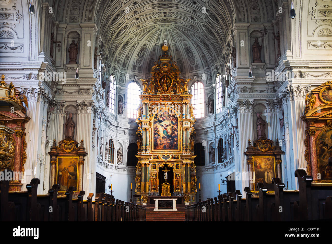 MUNICH, ALLEMAGNE - le 22 février 2016 : l'intérieur d'un St Michael est une église des Jésuites - triomphe du catholicisme comme le vrai christianisme pendant le compteur - Reforma Banque D'Images