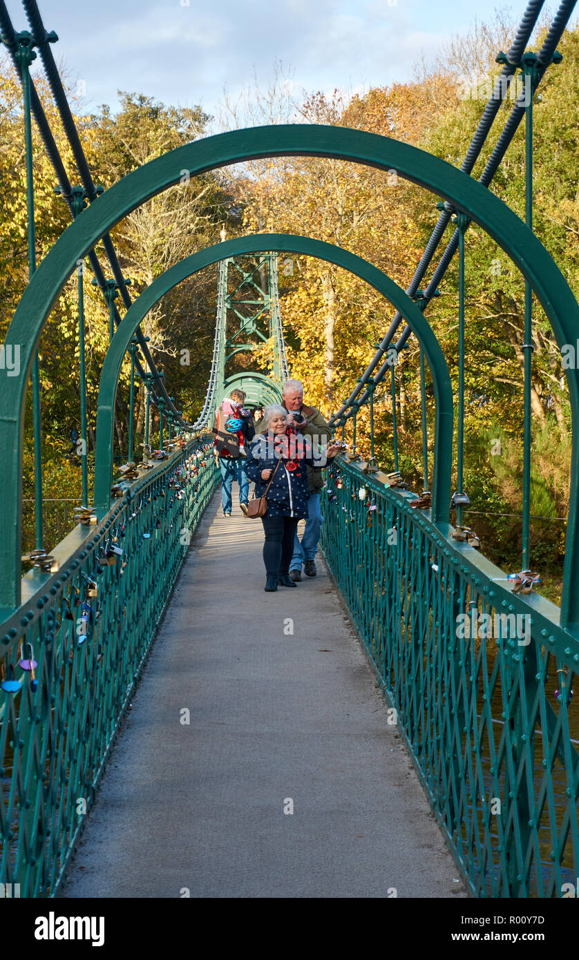 Suspension fer passerelle sur la river Tummel à Pitlochry, Pertshire, l'Ecosse en automne, 2018 Banque D'Images