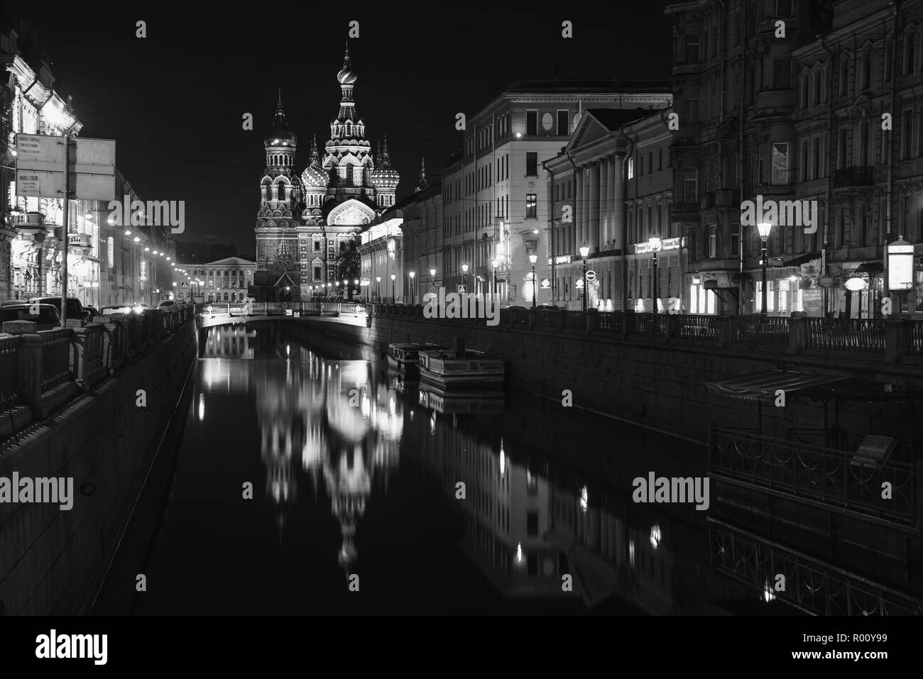 Église illuminée sur le sang avec ciel noir à Saint-Pétersbourg, en Russie. Griboyedov canal et la rue animée avec de nombreux cafés, restaurants et boutiques Banque D'Images