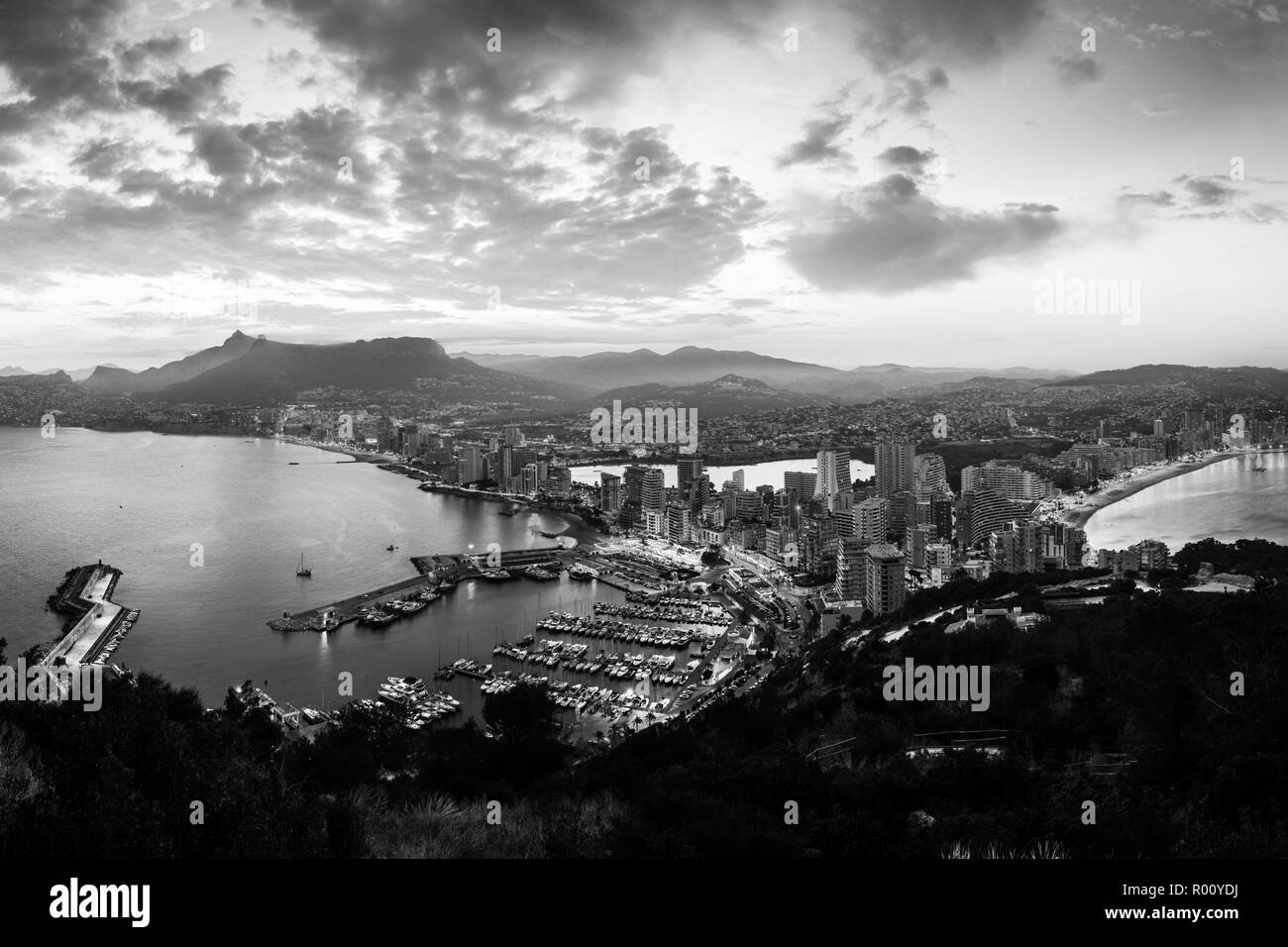 Vue aérienne de Calpe, Costa Blanca au coucher du soleil. Station balnéaire populaire en Espagne avec la mer Méditerranée et le lac de Las Salinas, montagnes à l'arrière-plan. Banque D'Images