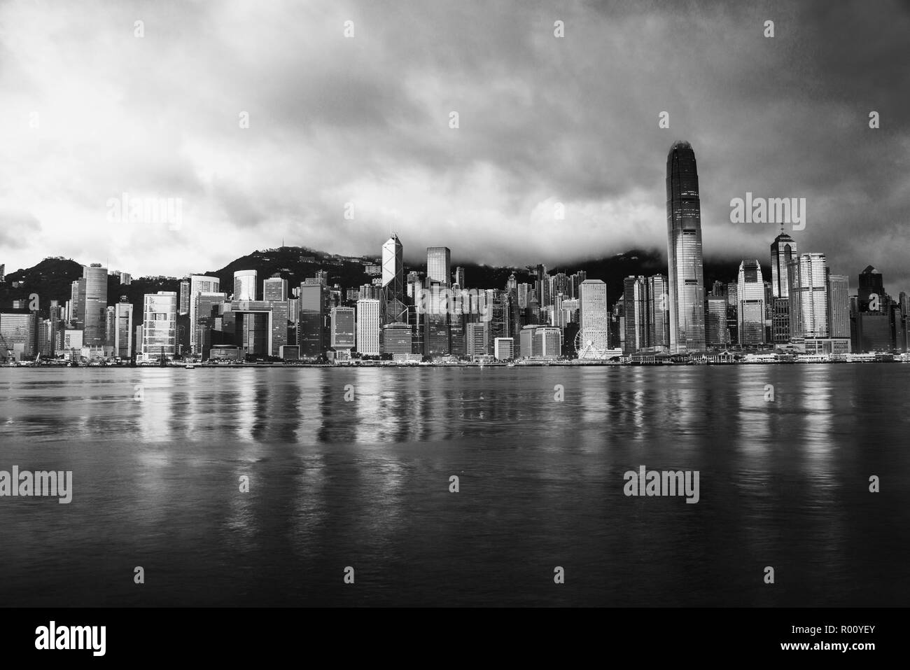 Skyline de Hong Kong dans la matinée. Belle gratte-ciel coloré avec lever du soleil Ciel. Le noir et blanc Banque D'Images