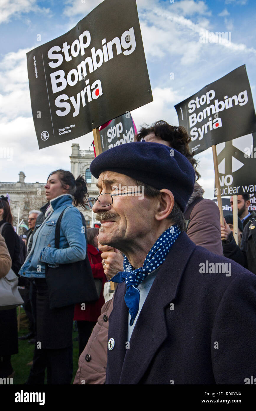 'Stop à la course à la guerre : ne pas bombarder la Syrie' Personnes rassemblement à une manifestation organisée par la Coalition contre la guerre contre les frappes en Syrie. La place du Parlement, Westminster, London, UK. 16 avril 2018. Banque D'Images