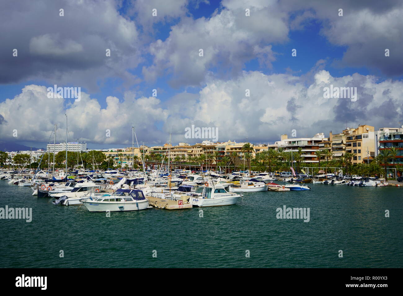 PORT D''ALCÚDIA, Majorque, ESPAGNE - 5 octobre 2018 : les bateaux sont situées à l'ancre, port de plaisance à Port d'Alcudia, Majorque, Iles Baléares, Espagne. Banque D'Images