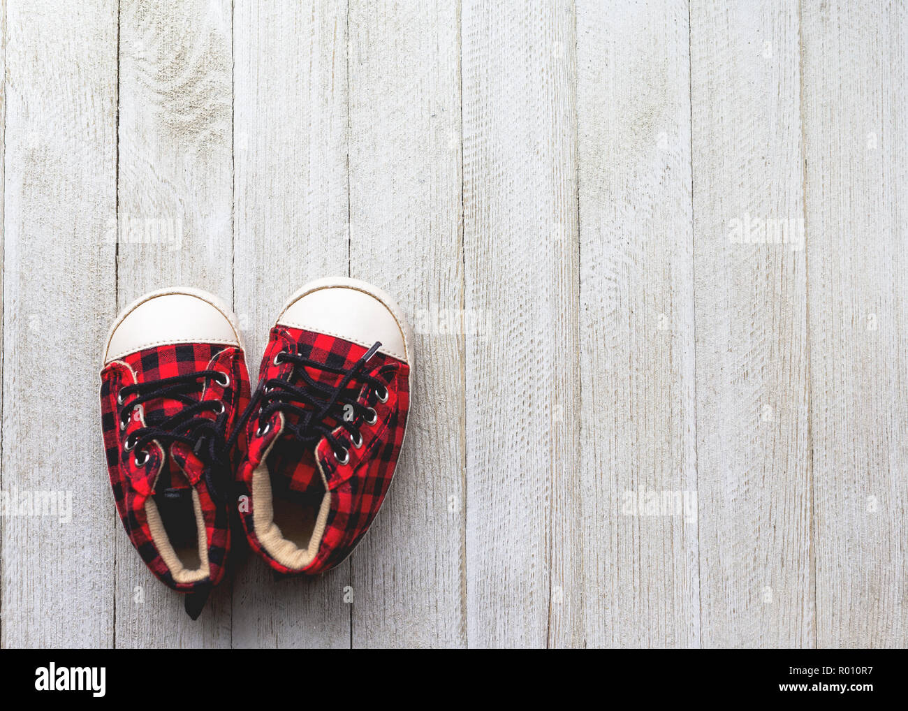 Une paire de chaussures de bébé en haut de bois Banque D'Images