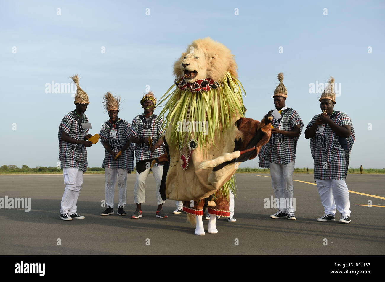 Danseurs attendre l'arrivée du Prince de Galles et la duchesse de Cornwall à l'aéroport international de Banjul en Gambie, au début de leur voyage en Afrique de l'ouest. Banque D'Images