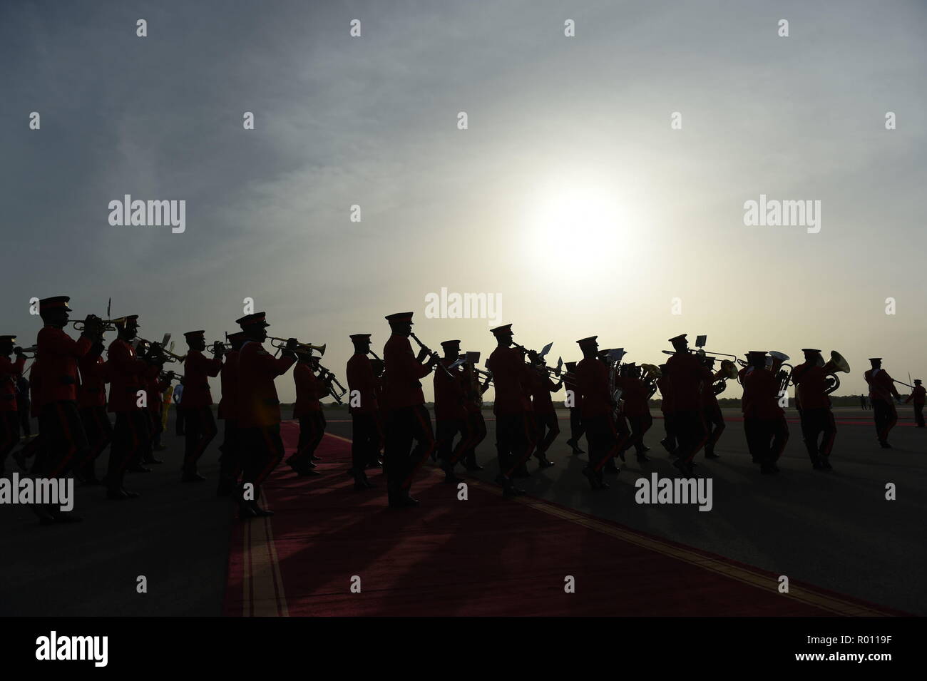 Une fanfare jouer alors qu'ils attendaient l'arrivée du Prince de Galles et la duchesse de Cornwall à l'aéroport international de Banjul en Gambie, au début de leur voyage en Afrique de l'ouest. Banque D'Images