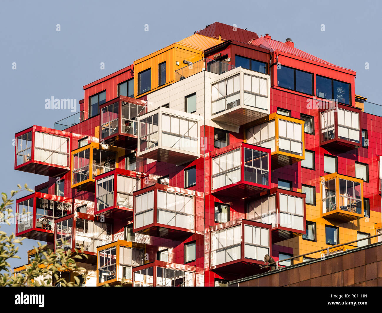 Bâtiment moderne de couleur, balcon, ville Örnsköldsvik, Suède Banque D'Images