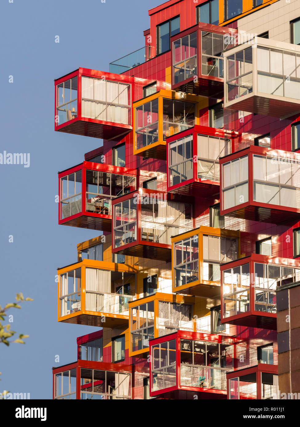 Balcon de couleur, rouge-orange, bâtiment moderne, de la ville de Örnsköldsvik, Suède Banque D'Images