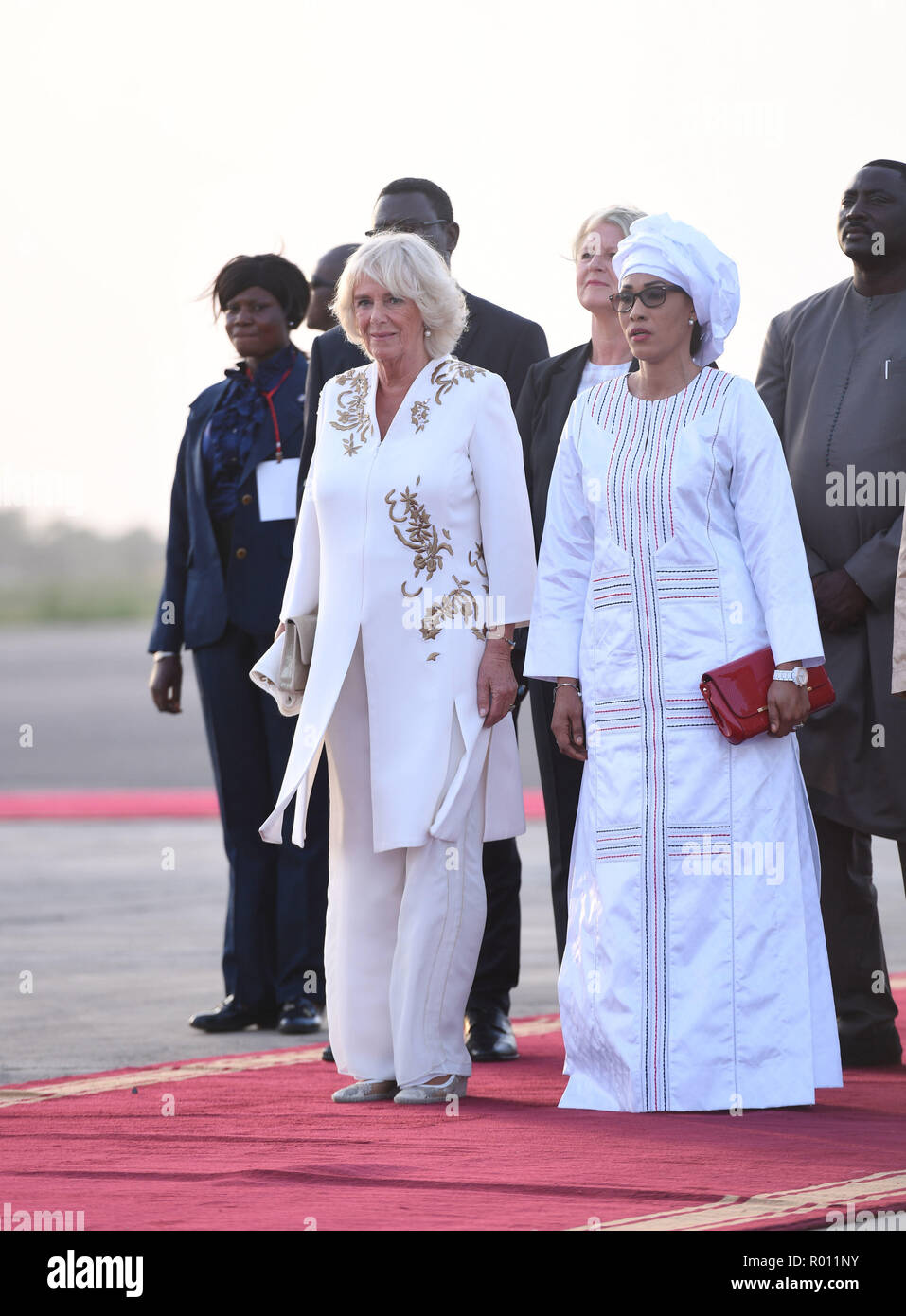 La duchesse de Cornouailles et de l'épouse du Président de la Gambie, à l'aéroport international de Banjul en Gambie, au début de leur voyage en Afrique de l'ouest. Banque D'Images