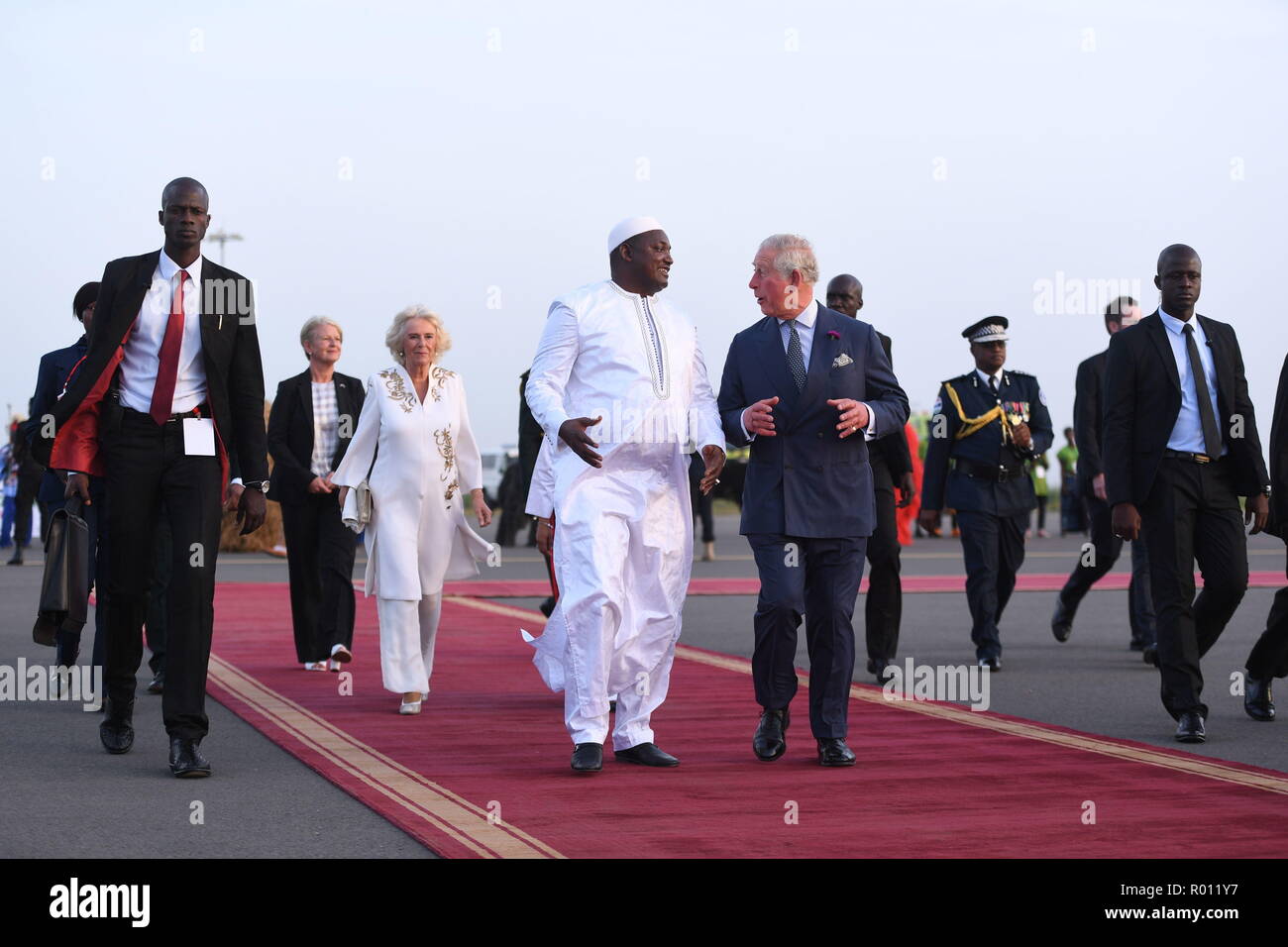 Le Prince de Galles et la duchesse de Cornouailles sont accueillis à l'arrivée à l'aéroport international de Banjul en Gambie, au début de leur voyage en Afrique de l'ouest. Banque D'Images