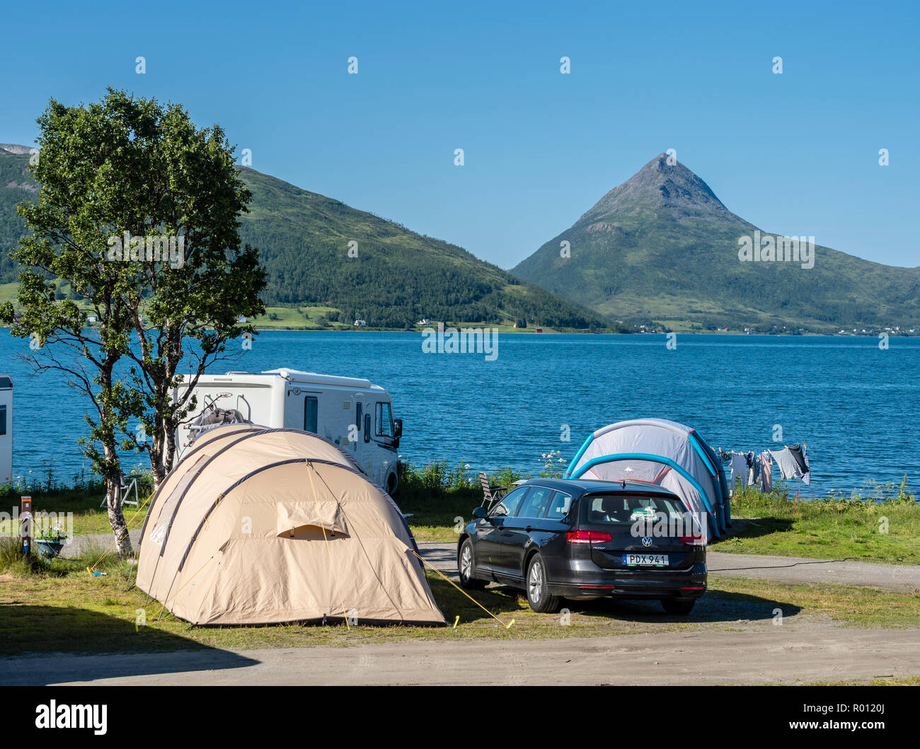 Stønnesbotn Fjordbotn fjord, vue du camping de montagne, camp de touristes dans des tentes, Senja, Troms, Norvège Banque D'Images
