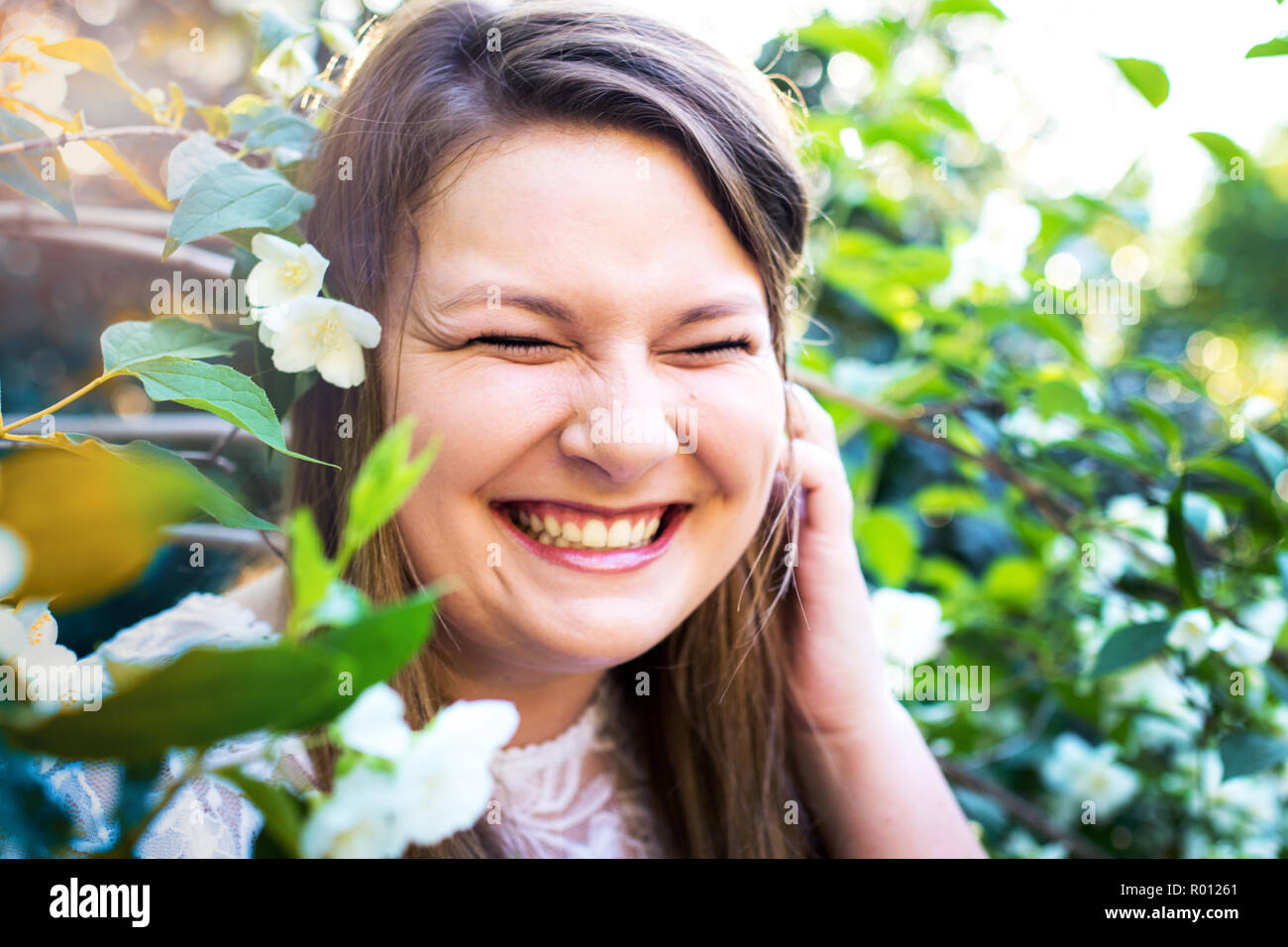 Girl Smiling avec le tournesol Banque D'Images