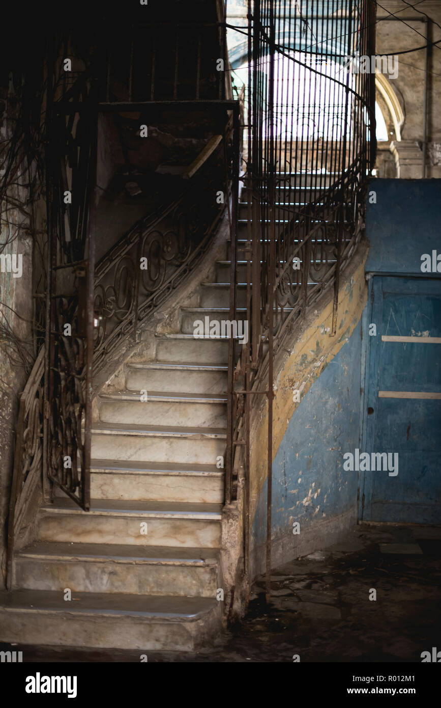 Une ancienne, rustique escalier mène aux appartements à La Havane, Cuba. Banque D'Images