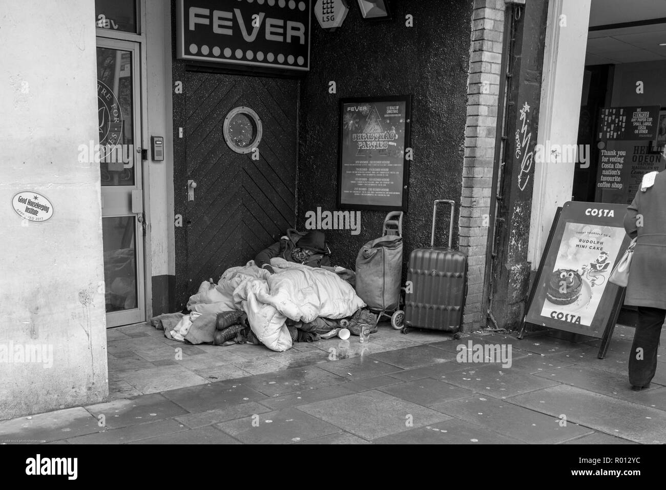 Oxford. England Royaume-Uni. "Vivre dans la rue', couple , 'sleeping rugueux dans une porte, sur la rue de la Madeleine, centre-ville d'Oxford, le jeudi Banque D'Images