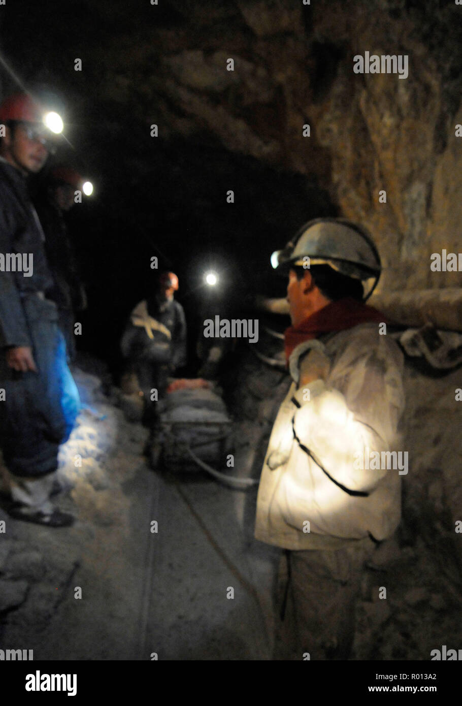 27 février 2010 - Potosi, Bolivie : mineurs boliviens à l'intérieur du Cerro Rico de Potosi, dont les mines d'argent financé l'empire espagnol sans profiter à la population bolivienne locale. Visite des mines de Potosi, l'une des activités touristiques de la ville. Des mineurs boliviens y travaillent encore et les touristes croisent parfois des mineurs dans les couloirs de 31100. *** FRANCE / PAS DE VENTES DE MÉDIAS FRANÇAIS *** Banque D'Images