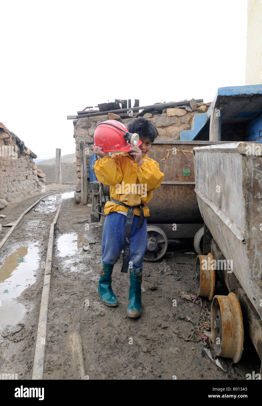 27 février 2010 - Potosi, Bolivie : un enfant sur le point de visiter les mines de Cerro Rico Potosi, dont l'argent financé l'empire espagnol sans profiter à la population bolivienne locale. Visite des mines de Potosi, l'une des activités touristiques de la ville. Des mineurs boliviens y travaillent encore et les touristes croisent parfois des mineurs dans les couloirs de 31100. *** FRANCE / PAS DE VENTES DE MÉDIAS FRANÇAIS *** Banque D'Images