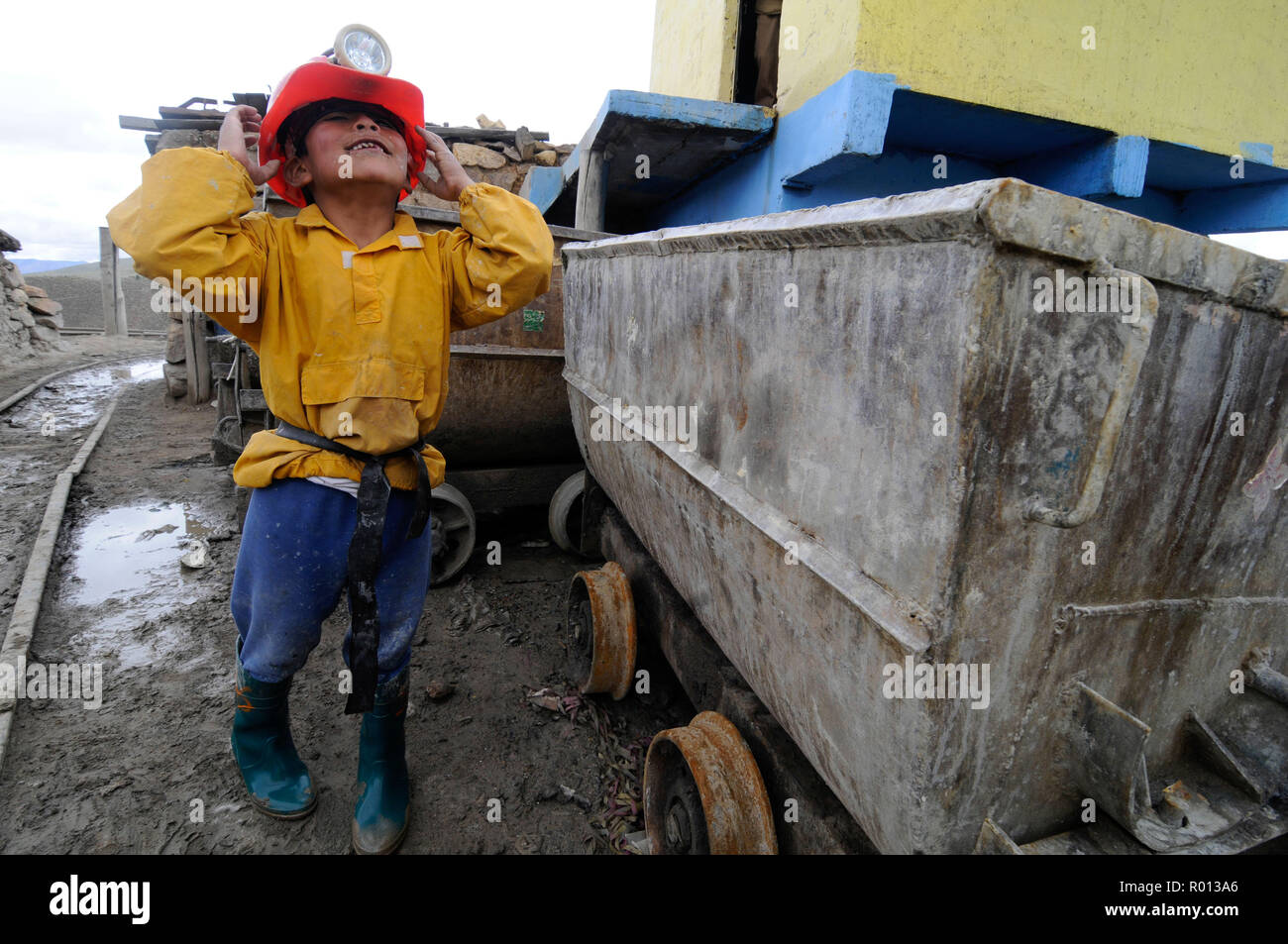 27 février 2010 - Potosi, Bolivie : un enfant sur le point de visiter les mines de Cerro Rico Potosi, dont l'argent financé l'empire espagnol sans profiter à la population bolivienne locale. Visite des mines de Potosi, l'une des activités touristiques de la ville. Des mineurs boliviens y travaillent encore et les touristes croisent parfois des mineurs dans les couloirs de 31100. *** FRANCE / PAS DE VENTES DE MÉDIAS FRANÇAIS *** Banque D'Images