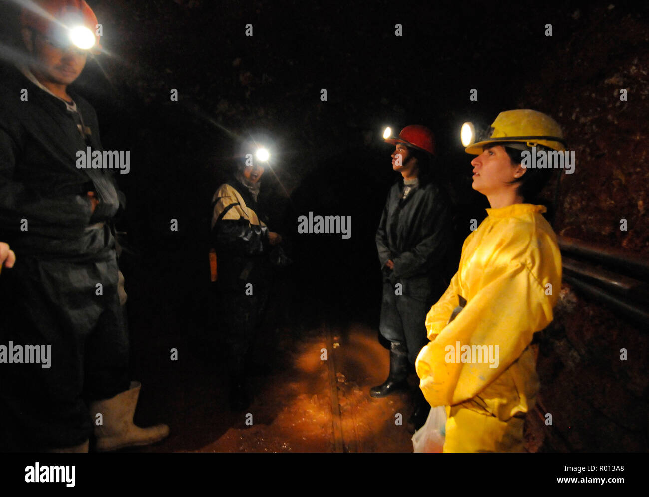 27 février 2010 - Potosi, Bolivie Argentine : touristes se rendant sur le Cerro Rico de Potosi, dont les mines d'argent financé l'empire espagnol sans profiter à la population bolivienne locale. Visite des mines de Potosi, l'une des activités touristiques de la ville. Des mineurs boliviens y travaillent encore et les touristes croisent parfois des mineurs dans les couloirs de 31100. *** FRANCE / PAS DE VENTES DE MÉDIAS FRANÇAIS *** Banque D'Images