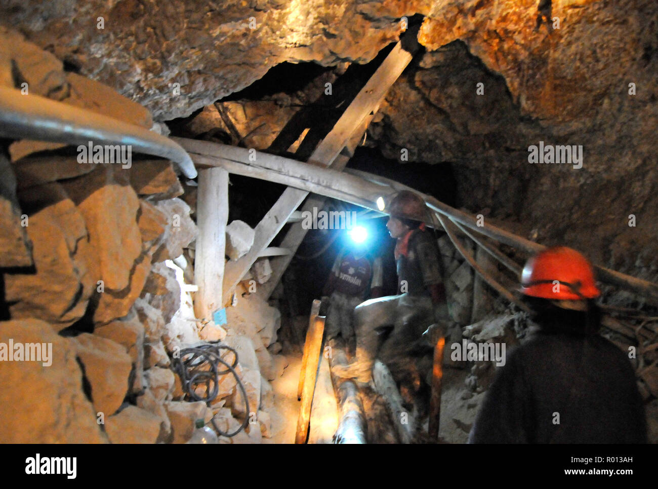 27 février 2010 - Potosi, Bolivie : mineurs à l'intérieur du Cerro Rico de Potosi mines, à environ 150 kms de la Salar de Uyuni, dont l'argent financé l'empire espagnol sans profiter à la population bolivienne locale. Visite des mines de Potosi, l'une des activités touristiques de la ville. Des mineurs boliviens y travaillent encore et les touristes croisent parfois des mineurs dans les couloirs de 31100. *** FRANCE / PAS DE VENTES DE MÉDIAS FRANÇAIS *** Banque D'Images
