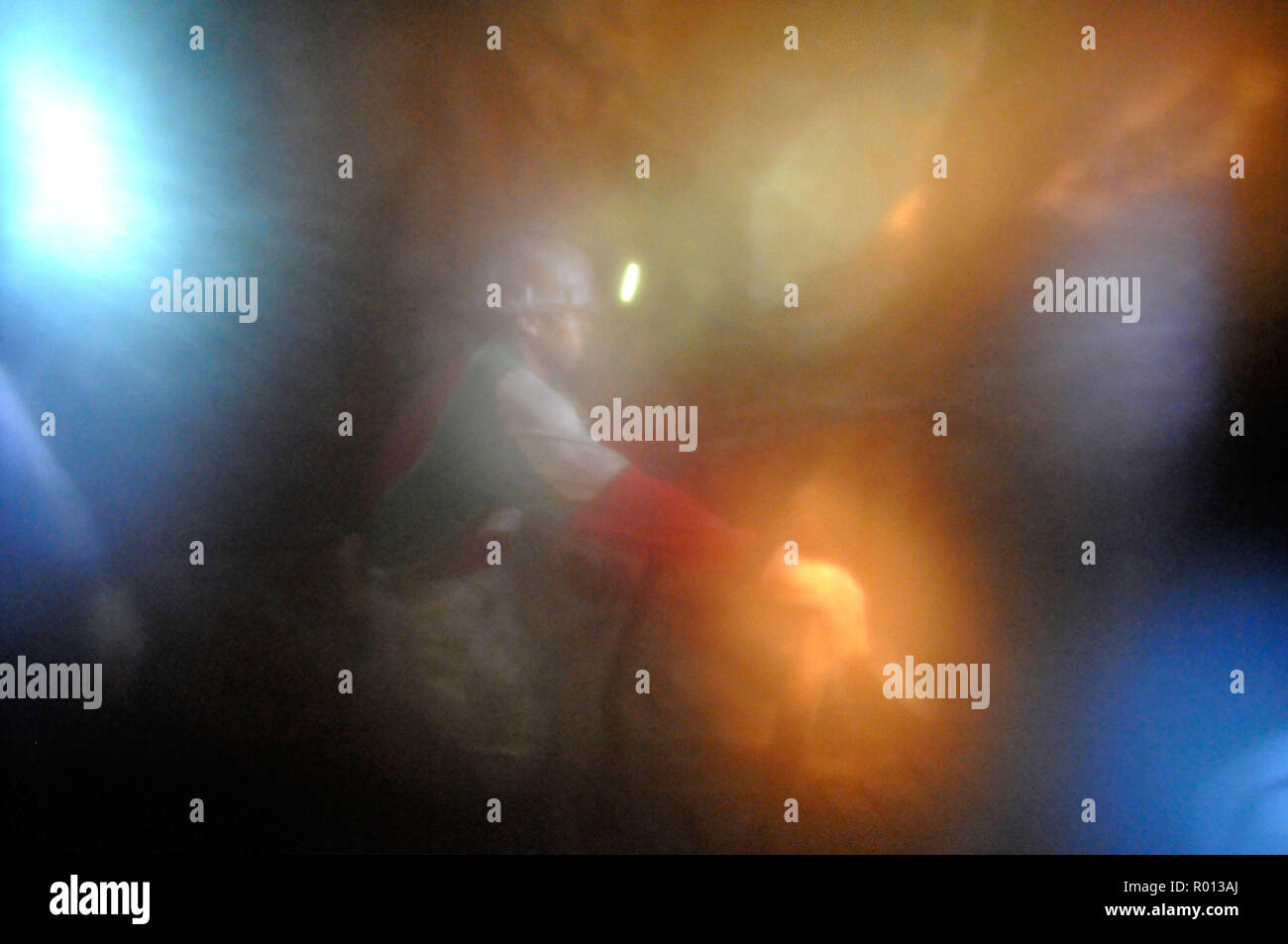 27 février 2010 - Potosi, Bolivie : mineurs à l'intérieur du Cerro Rico de Potosi mines, à environ 150 kms de la Salar de Uyuni, dont l'argent financé l'empire espagnol sans profiter à la population bolivienne locale. Visite des mines de Potosi, l'une des activités touristiques de la ville. Des mineurs boliviens y travaillent encore et les touristes croisent parfois des mineurs dans les couloirs de 31100. *** FRANCE / PAS DE VENTES DE MÉDIAS FRANÇAIS *** Banque D'Images