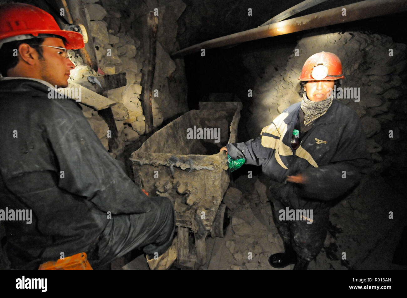 27 février 2010 - Potosi, Bolivie Argentine : touristes se rendant sur le Cerro Rico de Potosi, dont les mines d'argent financé l'empire espagnol sans profiter à la population bolivienne locale. Visite des mines de Potosi, l'une des activités touristiques de la ville. Des mineurs boliviens y travaillent encore et les touristes croisent parfois des mineurs dans les couloirs de 31100. *** FRANCE / PAS DE VENTES DE MÉDIAS FRANÇAIS *** Banque D'Images