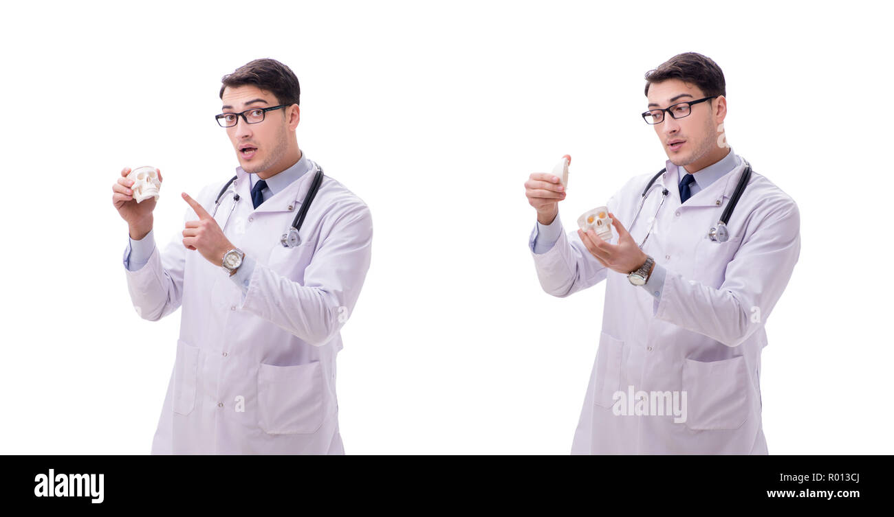 Jeune homme médecin avec squelette isolated on white Banque D'Images