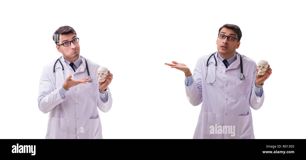 Jeune homme médecin avec squelette isolated on white Banque D'Images