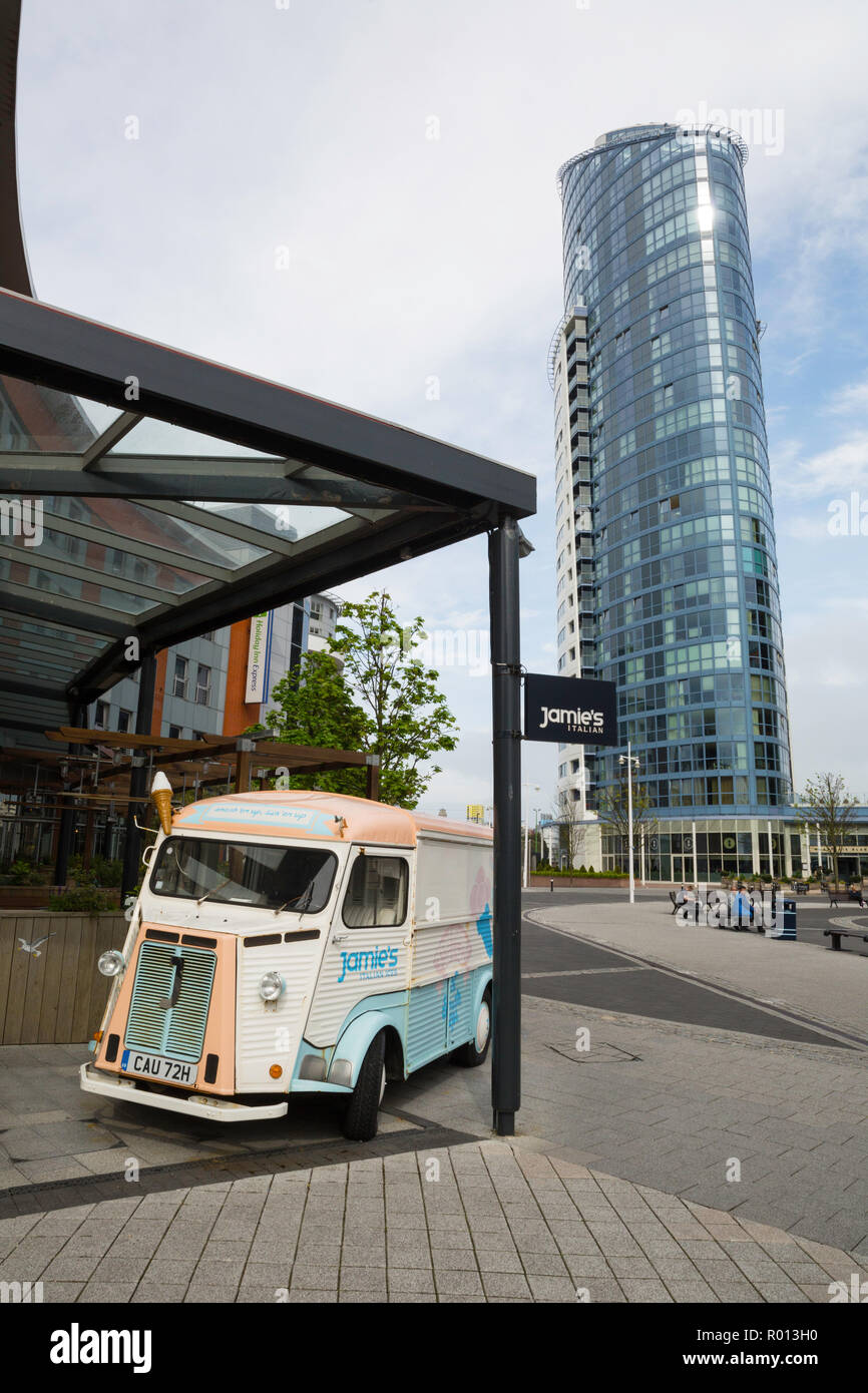 Un vieux camion de livraison dans la ville portuaire de Portsmouth, construit sur l'île de Portsea, Hampshire, Angleterre. Banque D'Images