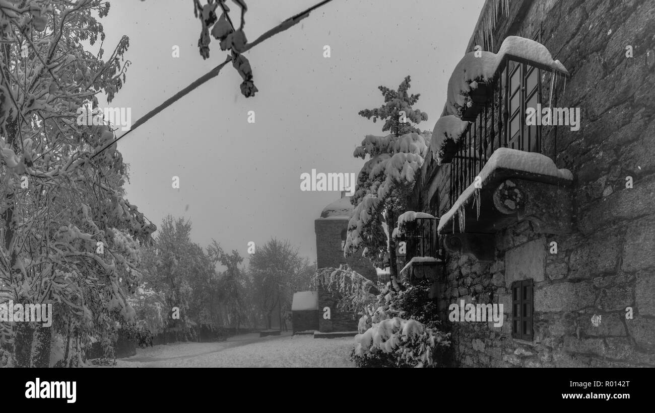 Le noir et blanc panoramique de O Cebreiro avec neige, Chemin de Saint-Jacques, le Camino de Santiago,Atrium de l'Église et Presbytère. Banque D'Images