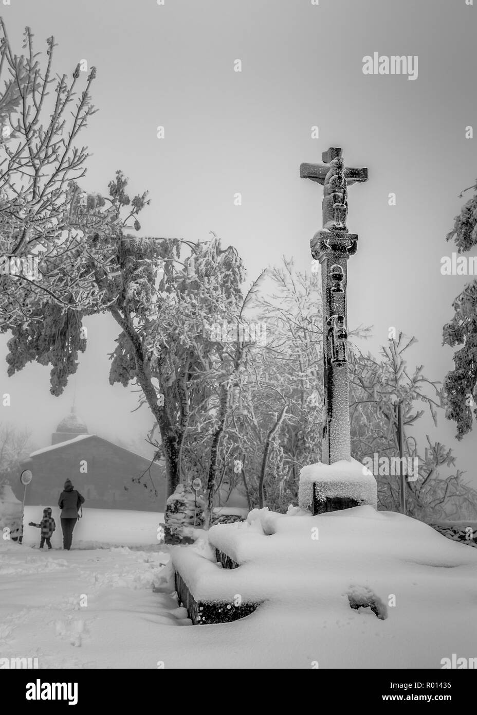 Sur Crueiro ou Cebreiro le jour de la première grande chute de neige de l'année. Chemin de Saint-Jacques de Compostelle, le Camino de Santiago Banque D'Images