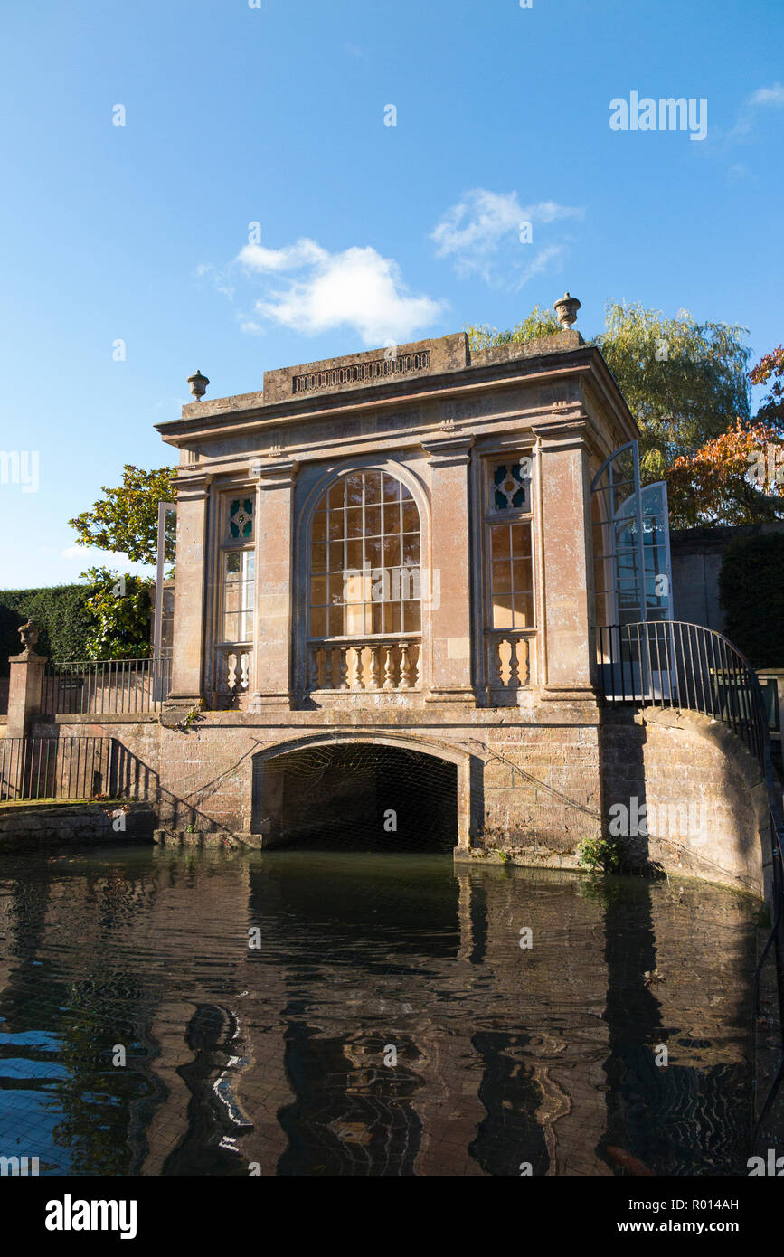 Lac de Longleat House boat / hangar à bateaux ; voûte en pierre d'origine pour l'entrée de l'abri à bateaux du lac à Longleat House ( maison seigneuriale et le Parc Safari ) England UK (103) Banque D'Images